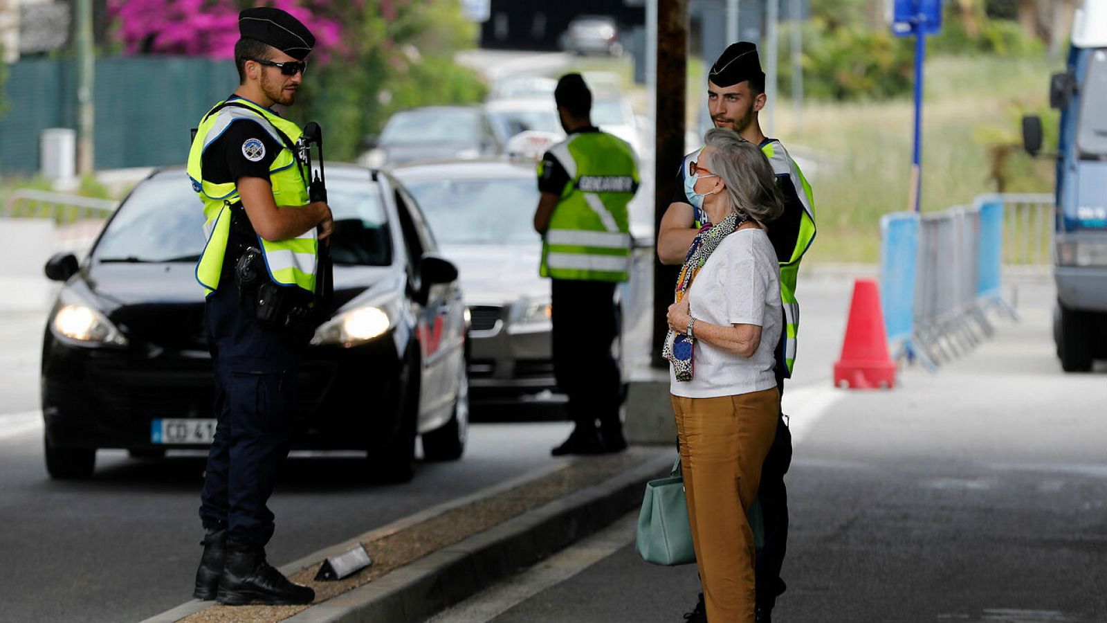 Francia levanta el cierre de sus fronteras este lunes pero mantiene las restricciones a España y Reino Unido - RTVE.es