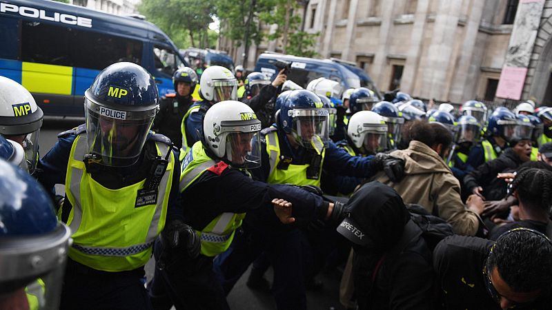 Incidentes en Londres entre manifestantes antirracistas y grupos ultras