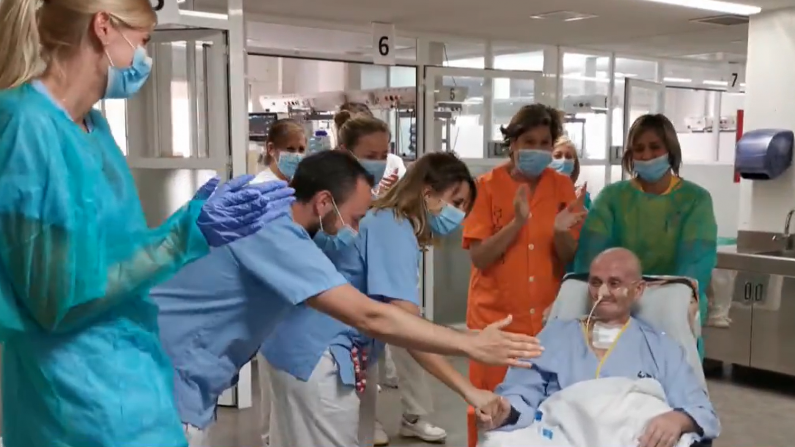 Los celadores son el colectivo con más tasa de infección dentro de los sanitarios, según el Hospital Príncipe de Asturias - RTVE.es