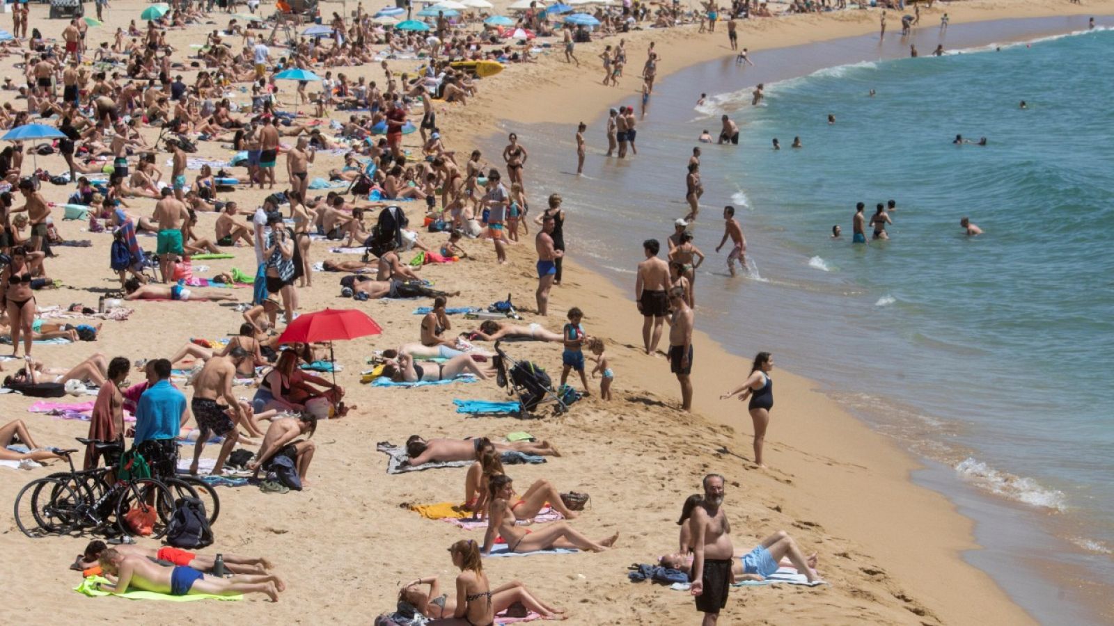 Coronavirus | Barcelona cierra temporalmente el acceso a cuatro playas por exceso de aforo - RTVE.es