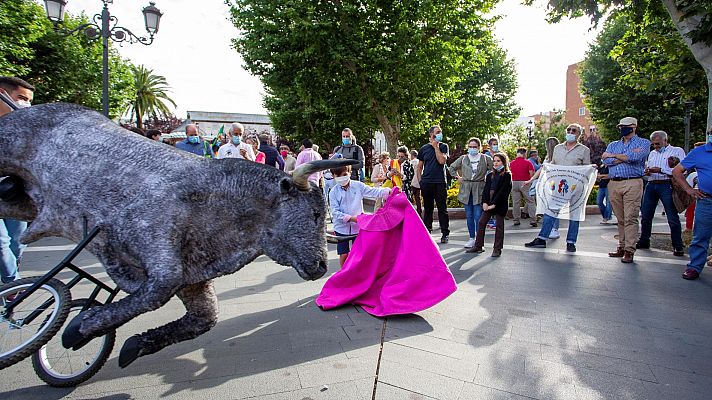 Cientos de personas participan en ciudades de toda España en los 'paseos taurinos' en defensa de la tauromaquia