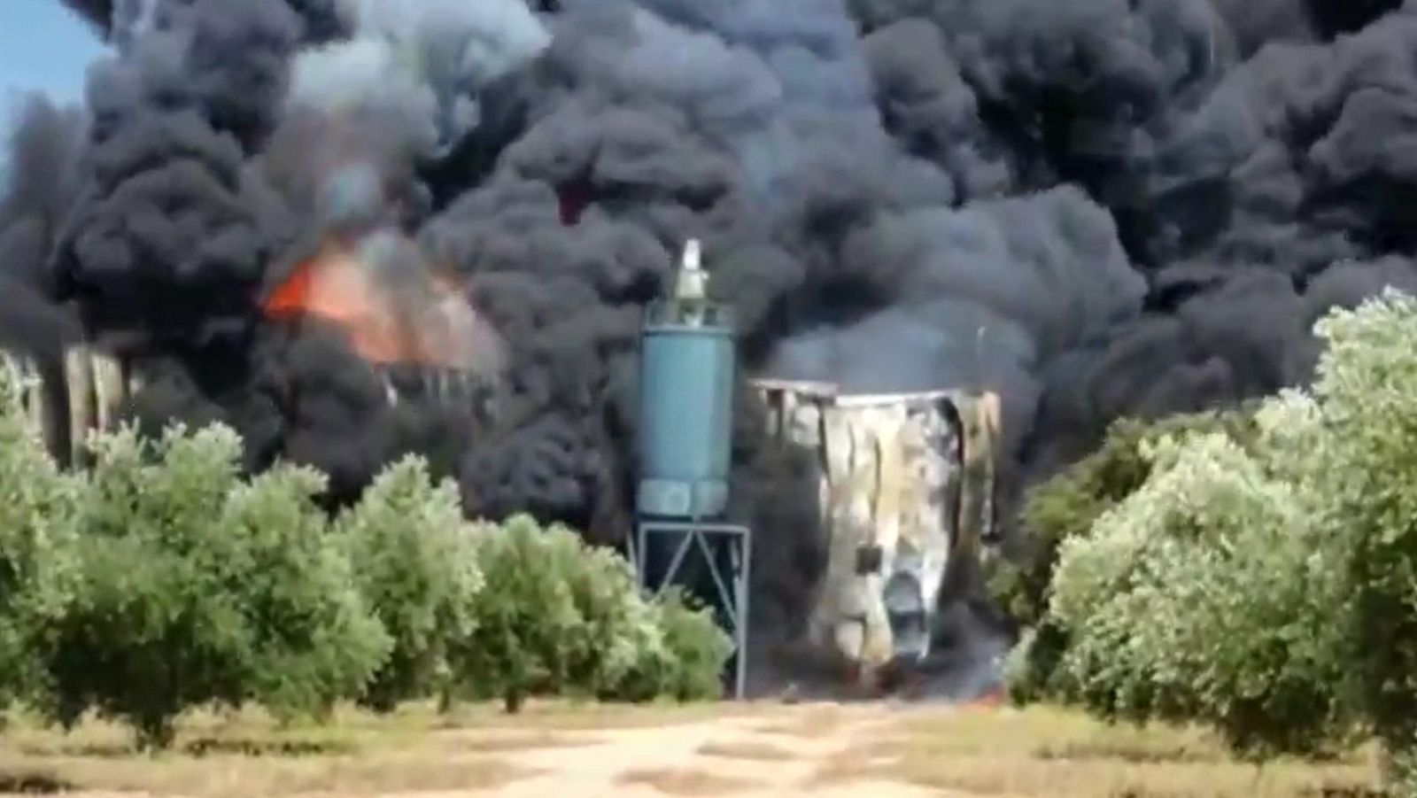 Arde una fábrica de neumáticos en Jaén y las autoridades recomiendan a los vecinos confinarse en casa