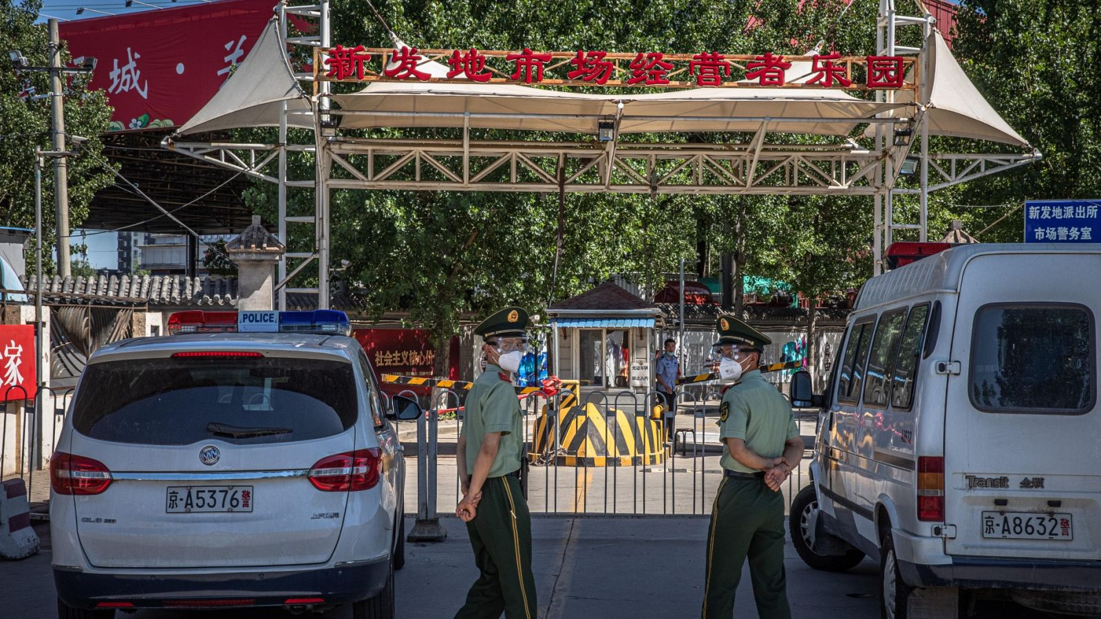 China informa de 57 nuevos casos tras el brote en el mercado de Pekín