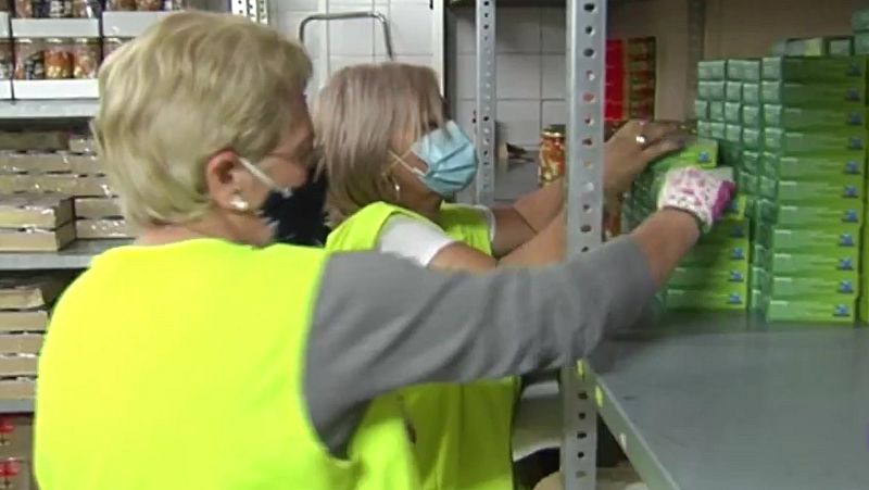 Los 'abuelos solidarios' de Granada luchan contra el hambre repartiendo alimentos tras incrementarse las peticiones de ayuda en los últimos meses