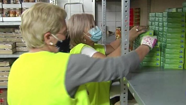 Los 'abuelos solidarios' de Granada luchan contra el hambre repartiendo alimentos tras incrementarse las peticiones de ayuda en los últimos meses