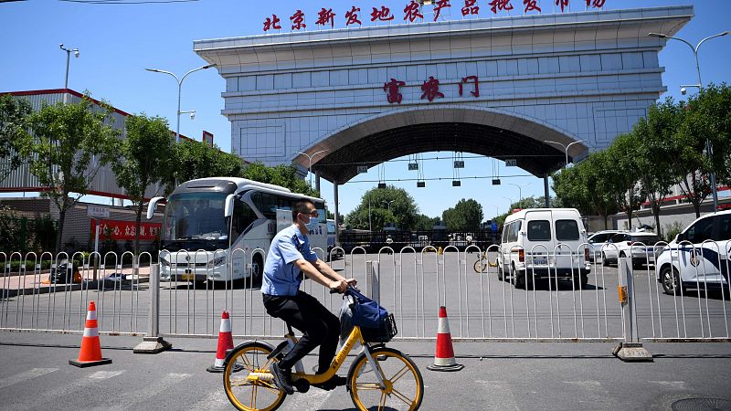 En Pekín, se ha detectado hoy 36 nuevos contagios de coronavirus. La capital china está sufiendo el mayor repunte diario desde que se publican los datos. Los casos están concentrados en un mercado de la capital china, que el sábado tuvo que cerrar.