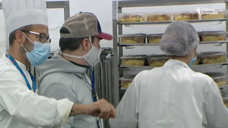 La cocina donde grandes chefs preparan 5.000 menús de forma solidaria para los afectados por la pandemia - RTVE.es - Telediario 1 | Ver