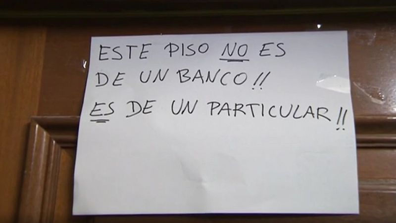 Vecinos de Premià de Mar atacan un piso ocupado por migrantes