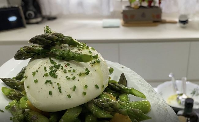 Ensalada de burrata, espárragos y naranja