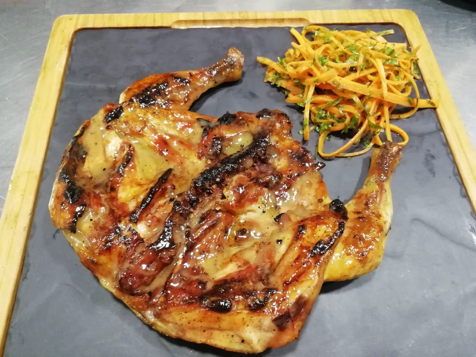 Pollito picantón con ensalada de zanahorias encurtidas