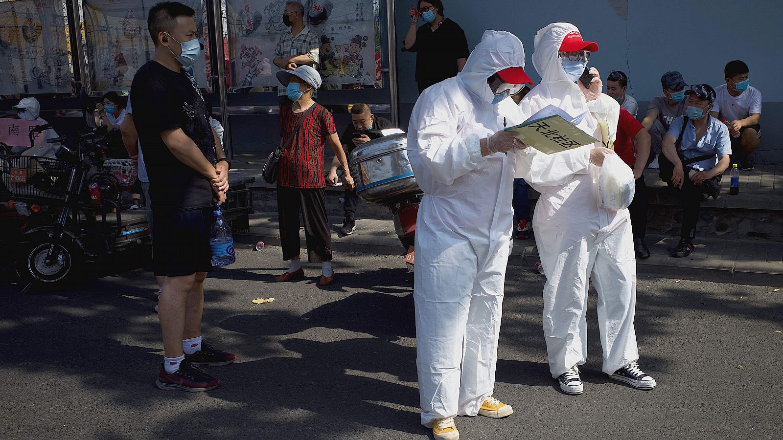 El Gobierno municipal pequinés ha anunciado este lunes que la capital china está en "guerra" contra el coronavirus tras detectar un nuevo brote en su principal mercado mayorista de alimentación, que ha causado ya más de 106 nuevos casos confirmados e