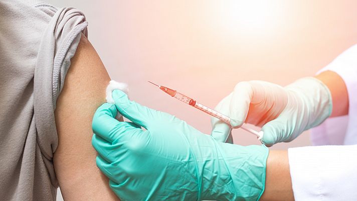 Sanidad estudia adelantar la vacuna de la gripe