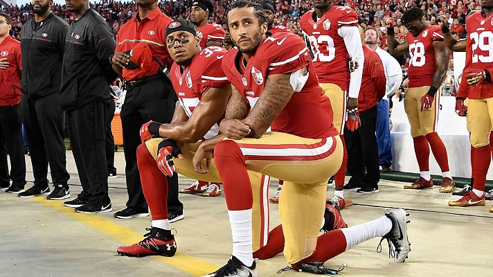 Telediario 1 - La rodilla en tierra de Colin Kaepernick se mundializa y la NFL le pide perdón