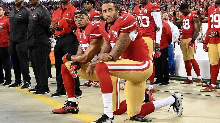 La rodilla en tierra de Colin Kaepernick se mundializa y la NFL le pide perdón