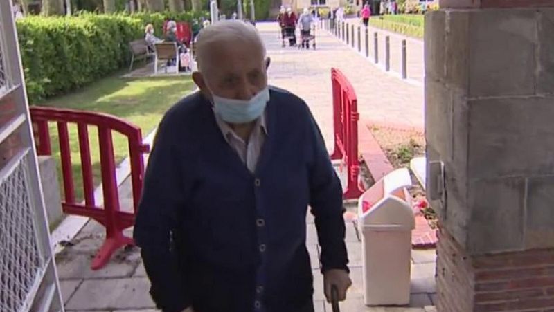 Primeros paseos de los ancianos de las residencias de Navarra | Ver