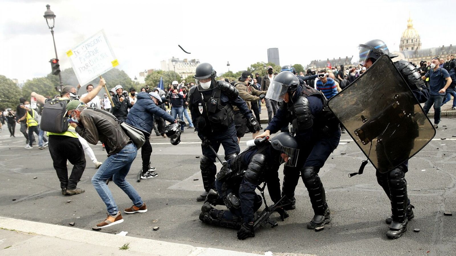 Una manifestación del personal sanitario en París desemboca en disturbios y enfrentamientos con la policía - RTVE.es