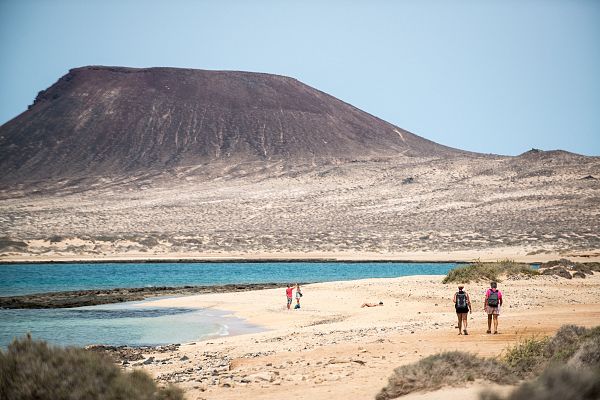 En Canarias, poco nuboso o despejado en el este e intervalos nubosos de tipo medio y alto en el oeste