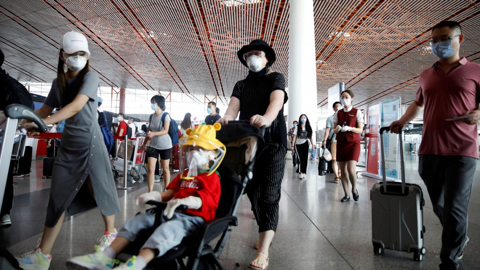 Pekín cancela más de un millar de vuelos y vuelve a cerrar los colegios tras el rebrote de coronavirus - RTVE.es