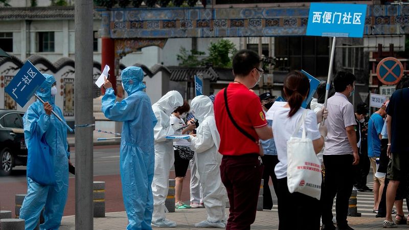 Pekín eleva el nivel de alerta ante el nuevo rebrote de coronavirus