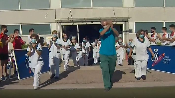 El CAR de Madrid y sus deportistas homenajean a su personal de limpieza