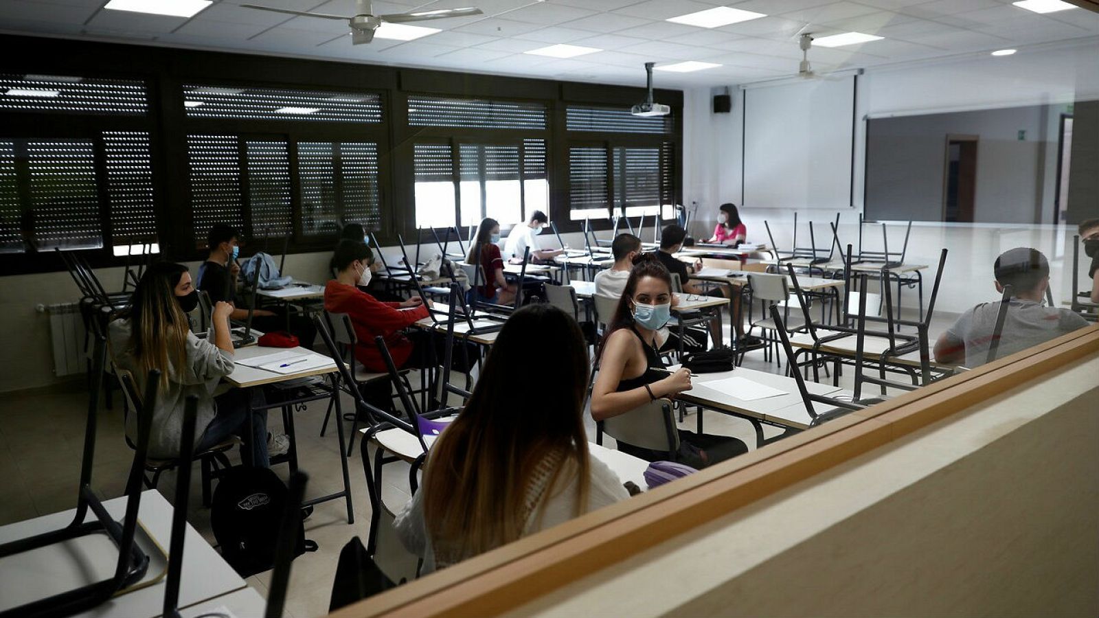 Los estudiantes que se enfrentan a la EvAU este año podrían tener mayor ansiedad por la incertidumbre, según los expertos - RTVE.es - Telediario 1 | Ver