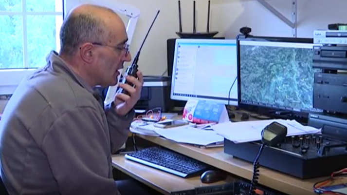 Telediario 1 - Alumnos de Lugo siguejn con sus clases con walkie talkies