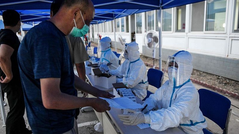 Pekín extrema las medidas contra el nuevo brote de coronavirus que afecta ya a nueve distritos de la ciudad
