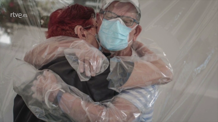 Especial Coronavirus - Una residencia de Valencia habilita un espacio para que los ancianos puedan abrazar a sus familiares con total seguridad