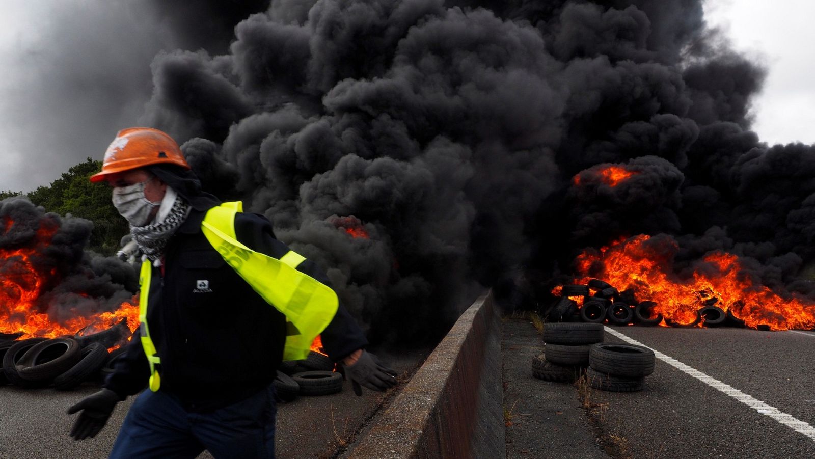 Los trabajadores de Alcoa vuelven a cortar la A-8 - Informativo 24h | Ver