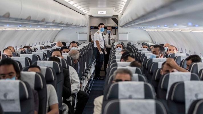 Telediario 1 - Simuladores de vuelo y más limpieza en las cabinas: así se preparan las aerolíneas para la nueva normalidad