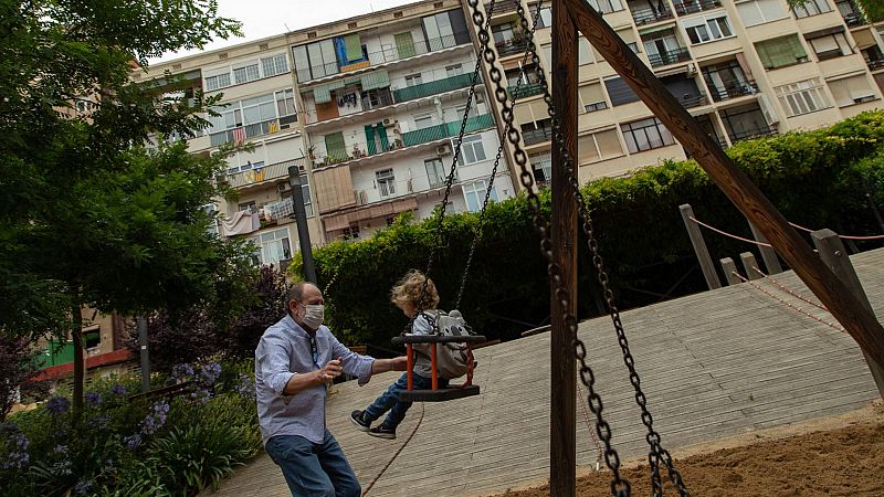 Los vecinos de Barcelona recuperan sus barrios tras el desplome turístico por el coronavirus