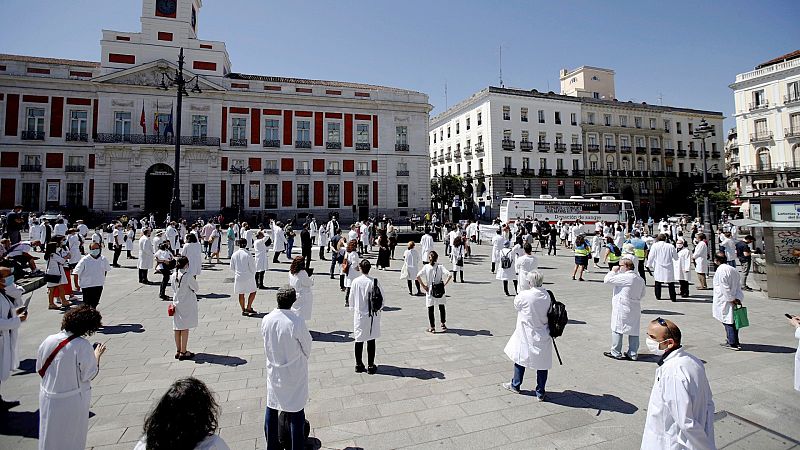 Centenares de sanitarios se concentran en defensa de la sanidad pública