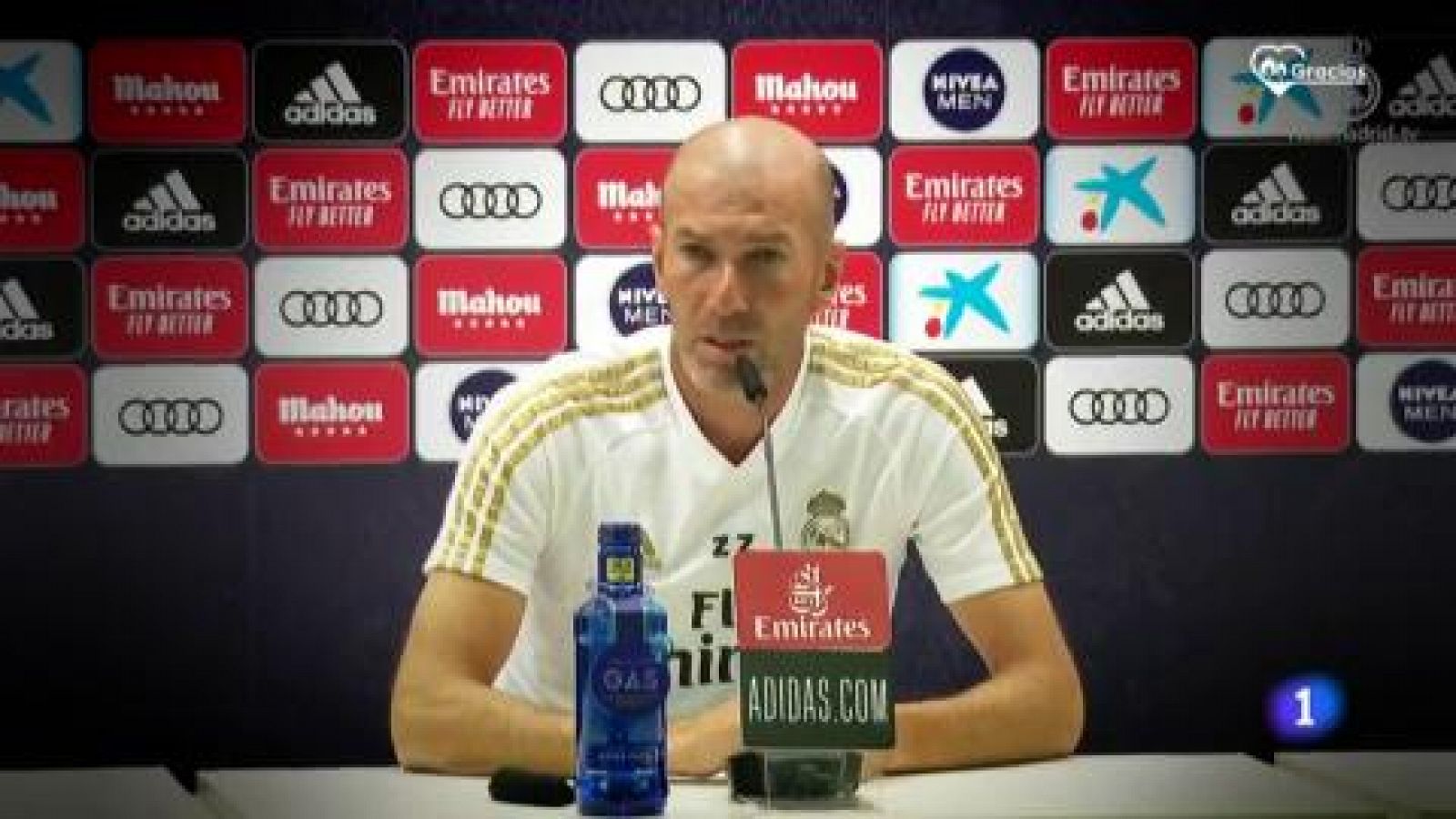 Telediario 1: Zidane evita contestar a Piqué: "Se puede jugar fuera del campo, pero nosotros queremos jugar dentro" | RTVE Play