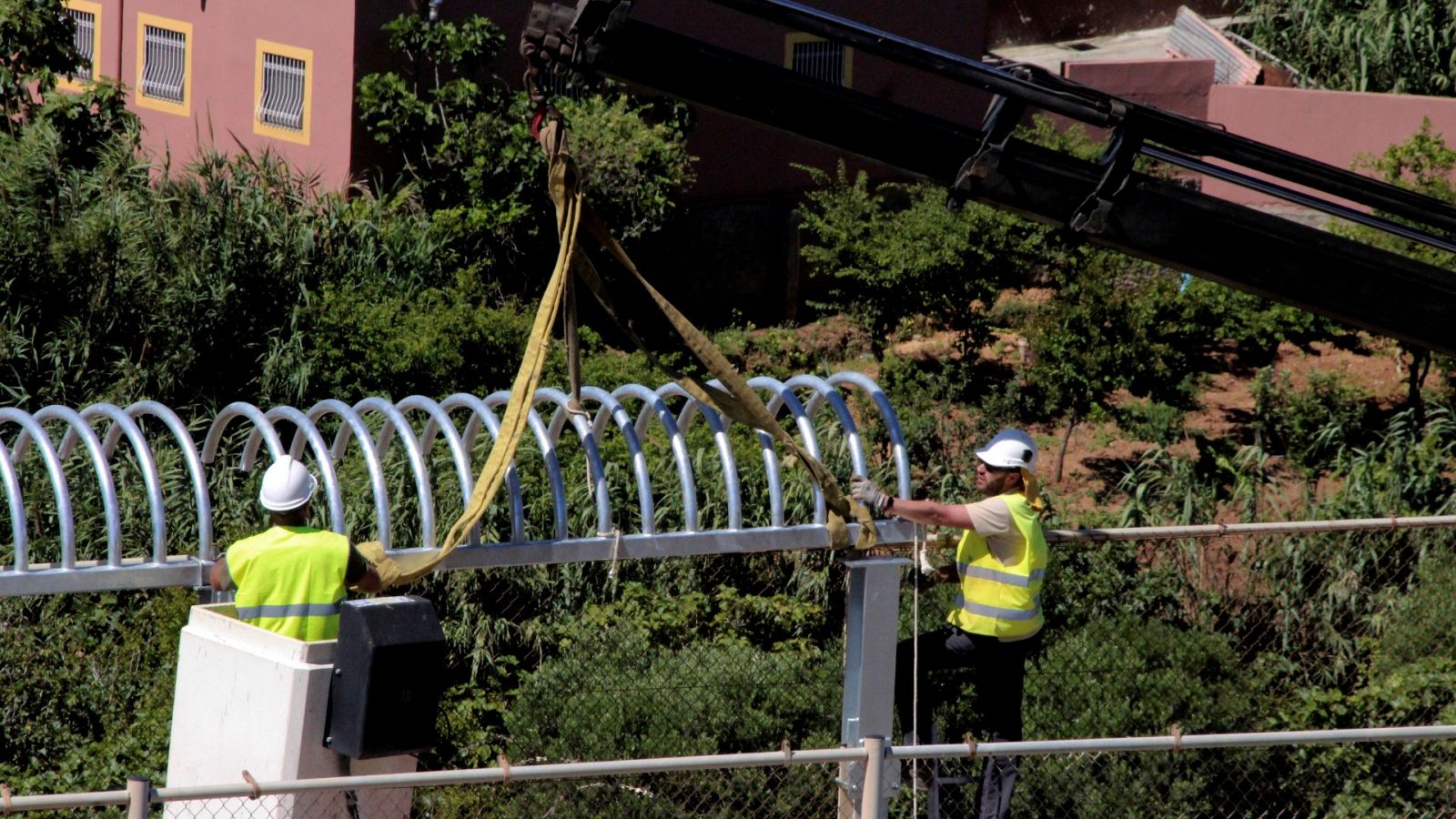 Valla de Ceuta | Interior sustituye las concertinas por tubos metálicos - RTVE.es