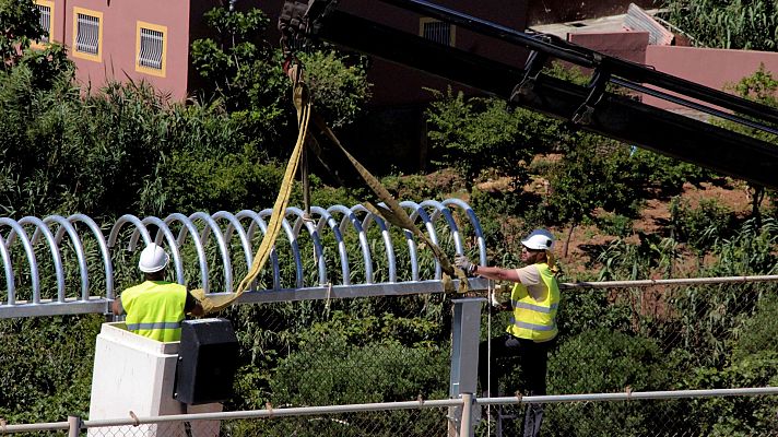 Sustituyen las concertinas por tubos en la valla de Ceuta