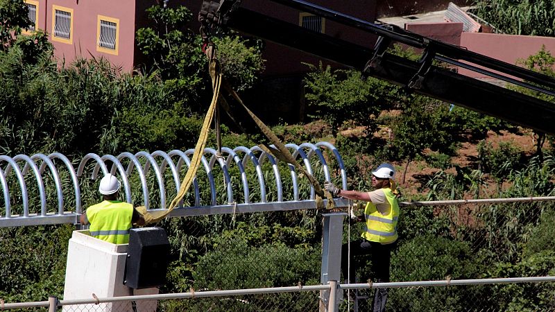 Interior sustituye las concertinas por tubos metálicos en la valla de Ceuta