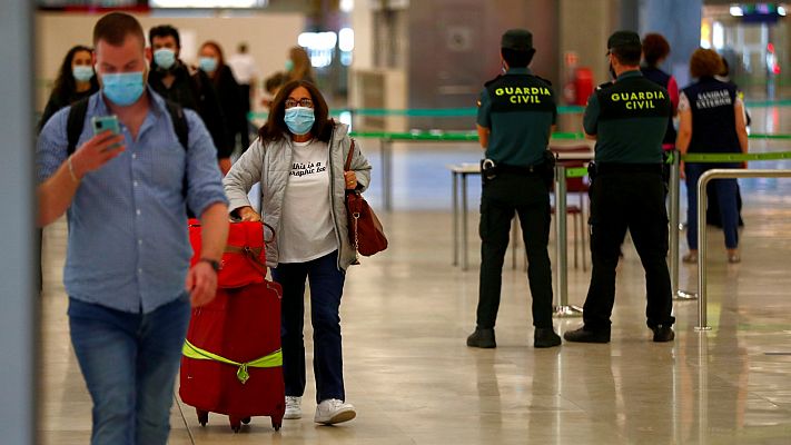 Los aeropuertos españoles recibirán 100 vuelos este domingo tras abrirse las fronteras europeas