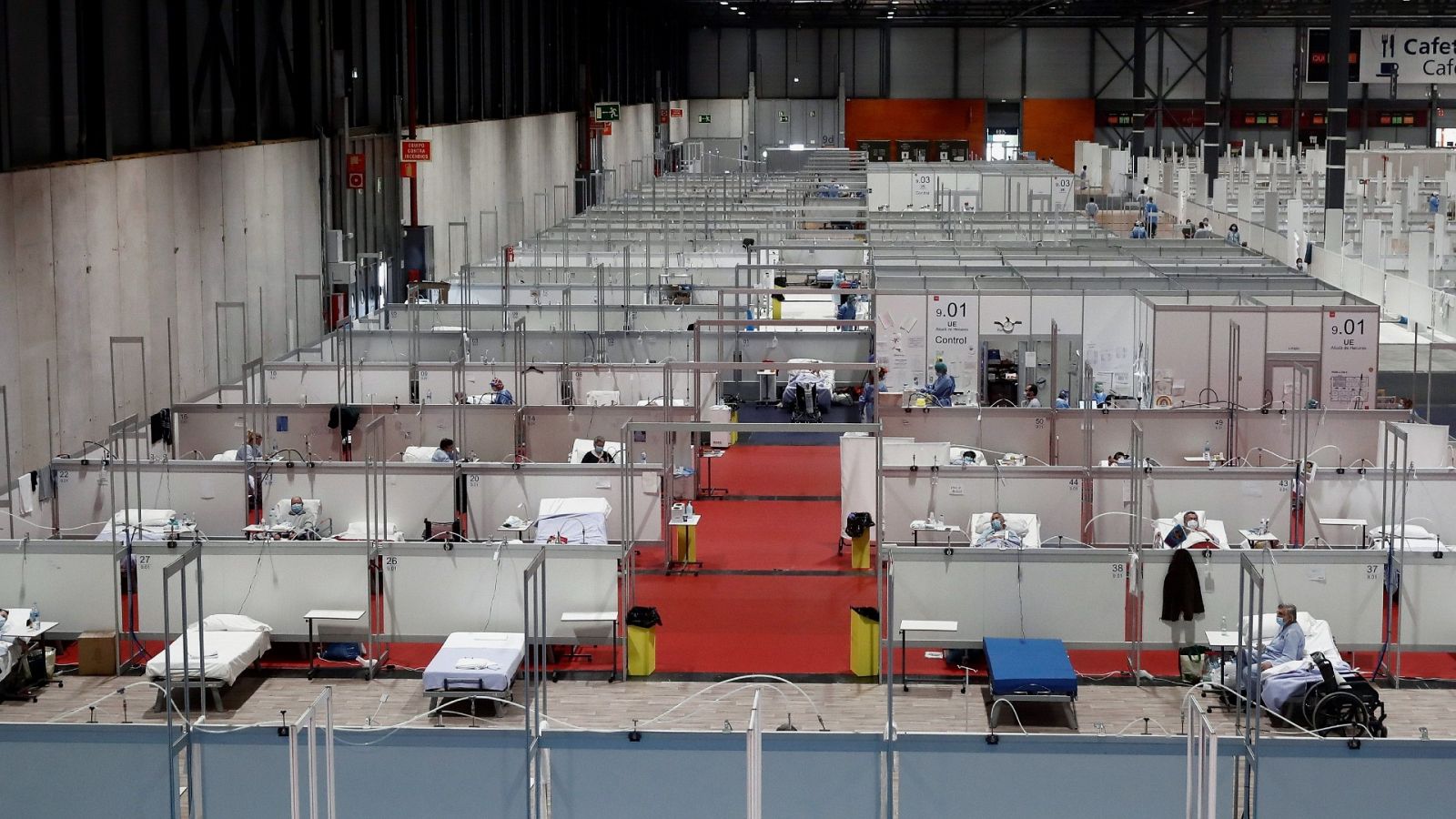 La cuarentena, en los testimonios del personal esencial: médicos, celadores, policías, repartidores...