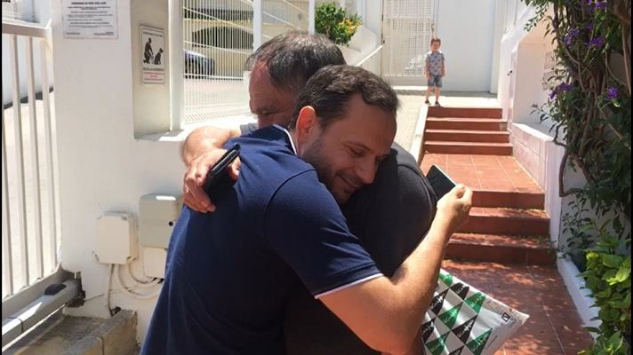 Telediario 1 - Kilómetros, abrazos y medidas de seguridad en los reencuentros tras el confinamiento