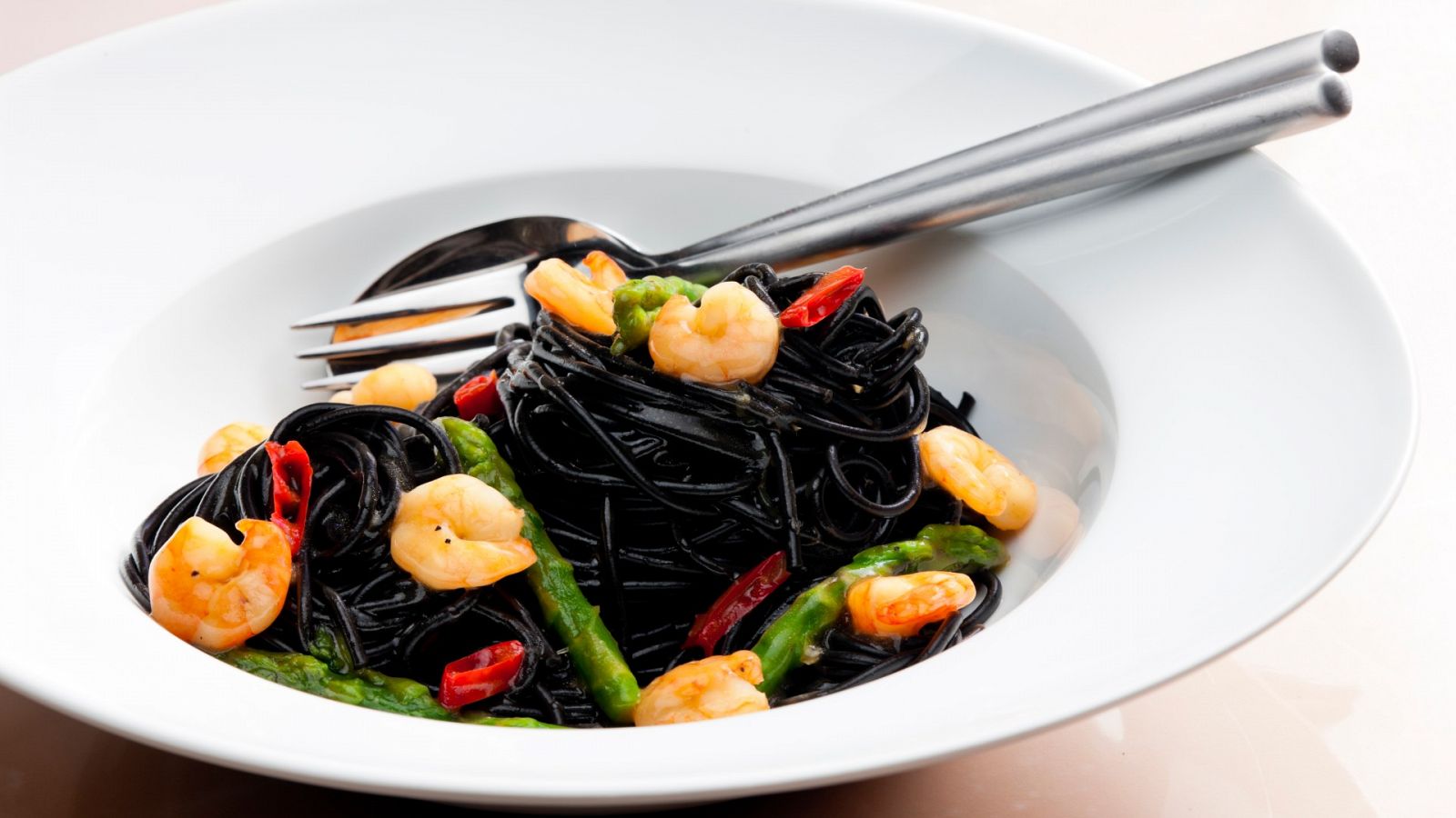 Espaguetis al nero di sepia con gambas