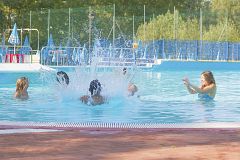 Las piscinas de Barcelona abren sus puertas bajo estrictas medidas de seguridad