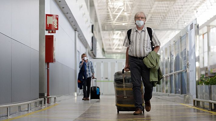 Ildefonso Hernández, epidemiólogo, sobre realizar más controles a los turistas: "Un cribado triple es suficiente para los países que tienen una incidencia similar a la nuestra"