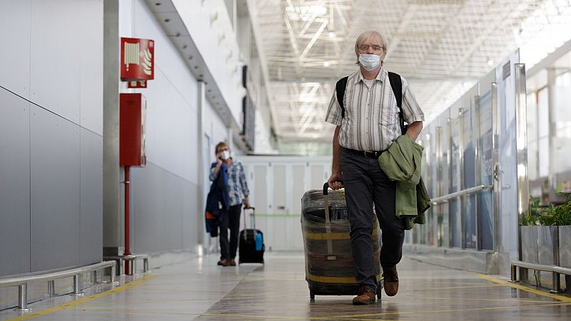 Ildefonso Hernández, epidemiólogo, sobre realizar más controles a los turistas: "Un cribado triple es suficiente para los países que tienen una incidencia similar a la nuestra"