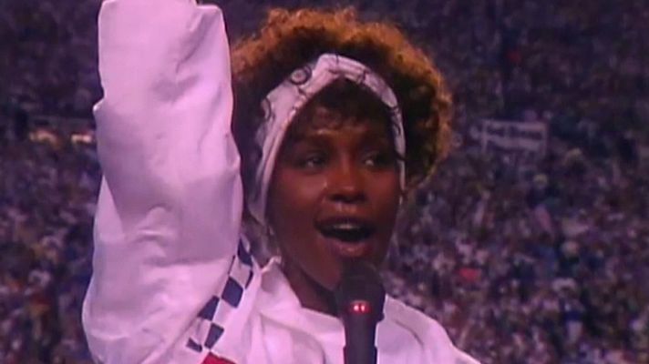 Whitney Houston canta el himno americano en la Super Bowl