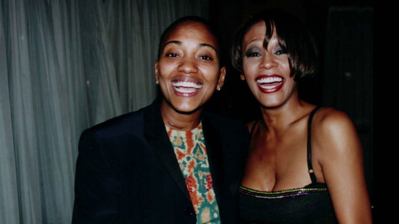 Whitney Houston tuvo una relación lésbica con su mejor amiga, Robyn Crawford