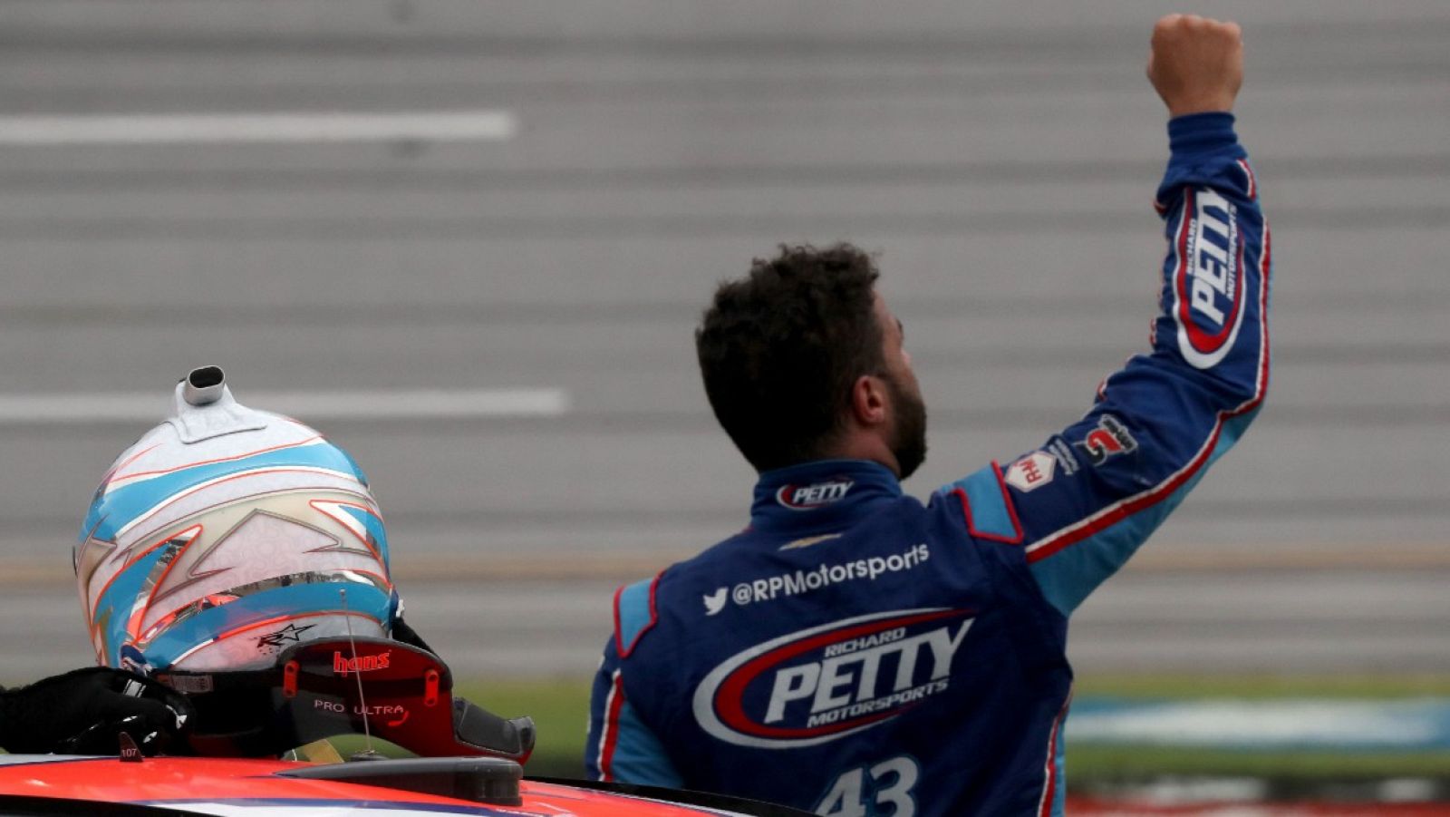 Bubba Wallace recibe apoyo de sus compañeros tras el incidente racista en la NASCAR