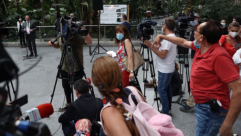 Dos comerciantes protestan durante la visita de Ábalos a Atocha por el cobro del alquiler de sus negocios