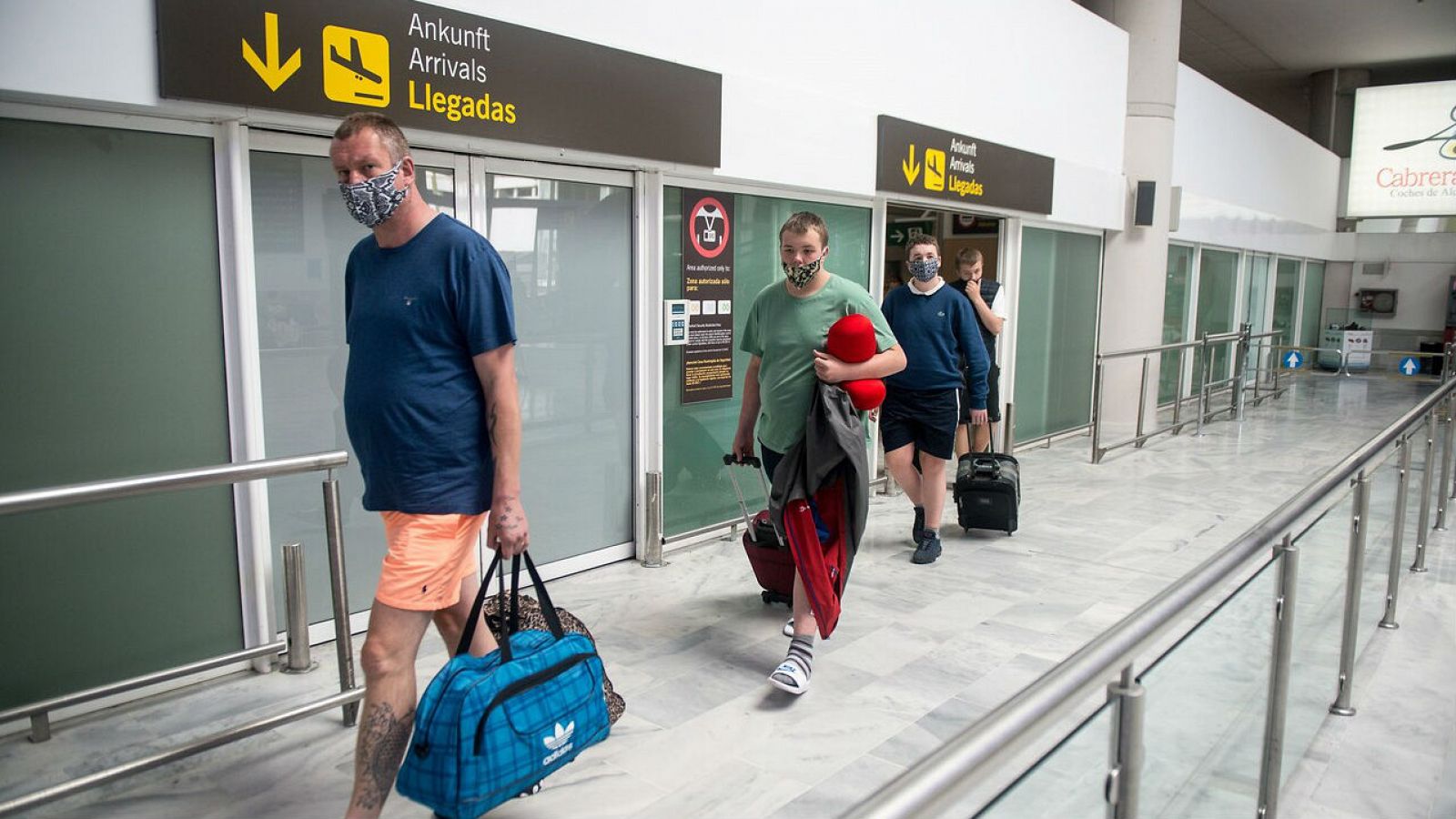 La entrada de nuevos casos de coronavirus por la apertura de fronteras preocupa a los países europeos - RTVE.es - Telediario 1 | Ver