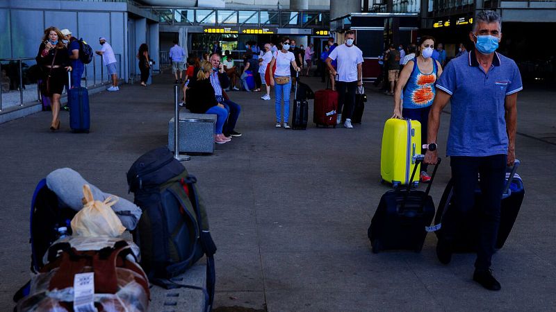 Sanidad señala que "está intentando detectar el mayor número de casos importados para evitar rebrotes" - RTVE.es | Ver