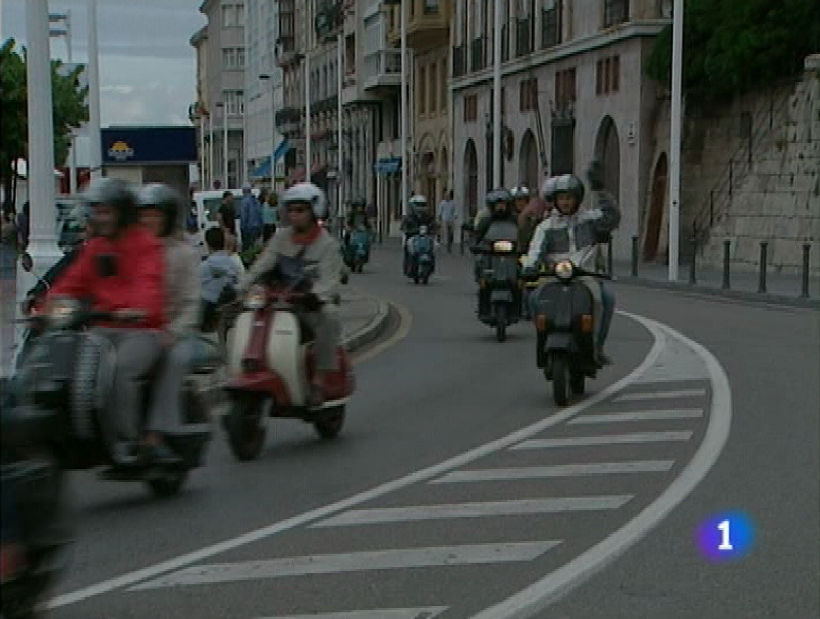   En Gijón se está celebrando estos días, dentro de la programación festiva de la ciudad, el Festival "Euroyeyé", con actividades evocadoras de la música y la estética de los años 60 y 70. Entre ellas, una concentración de "scooters" que marcaron la imagen de las calles españolas en aquellos tiempos, las Vespa y Lambretta.    Izquierda Unida quiere que el PSOE, su socio en el Gobierno del Principado, posponga proyectos "estrella" de esta legislatura para poder dedicar el dinero al gasto social y a la creación de empleo en los presupuestos de 2010. Por ejemplo, la construcción de un circuito dedicado a Fernando Alonso.